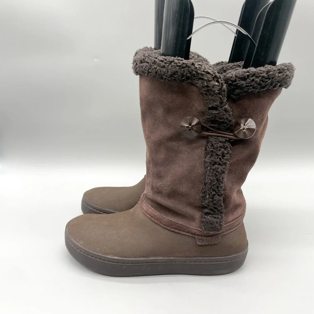 Crocs Modessa Button Suede Boots Brown Faux Fur Lined Womens 8 Cozy Casual Snow